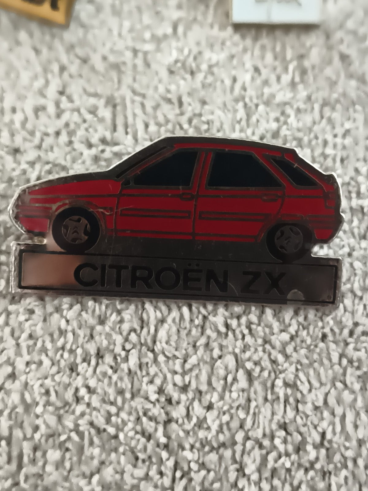 Pin's Citroën ZX vintage rouge, badge auto années 90, logo voiture (Ref 8)