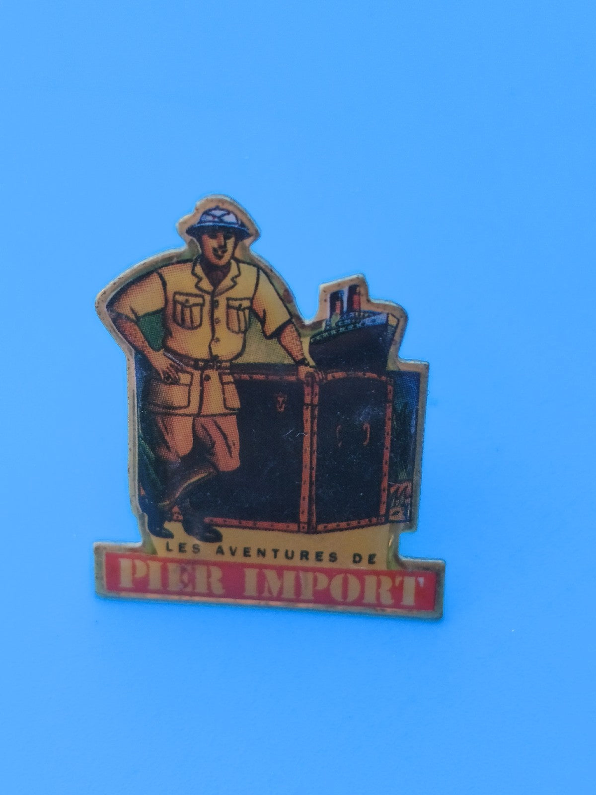 Vintage pin's Les Aventures de Pier Import explorateur déco rétro (Ref 8)