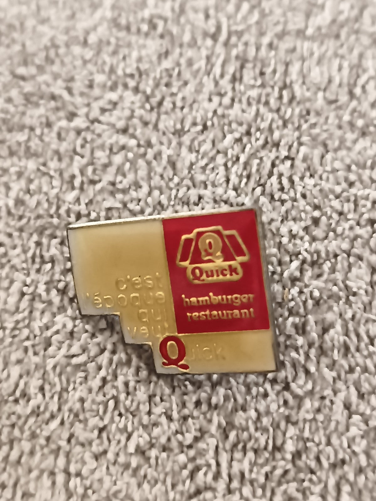 Pin's vintage Quick hamburger restaurant, logo rouge doré, fast food rétro (Ref