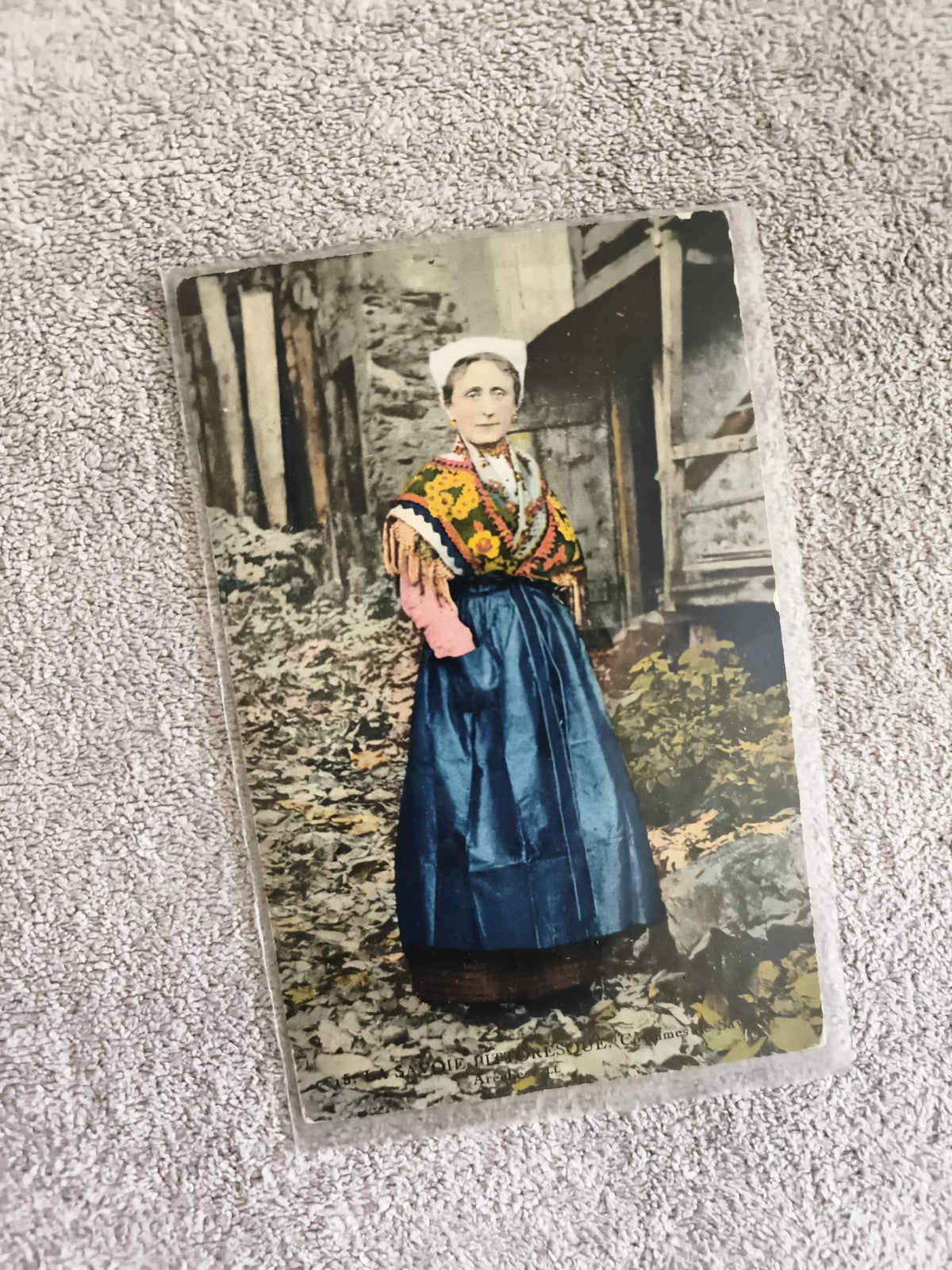 CPA femme costume traditionnel Savoie photo colorisée carte postale ancienne