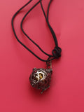 Collier grelot ancien pendentif boule ajourée noir médaillon vintage
