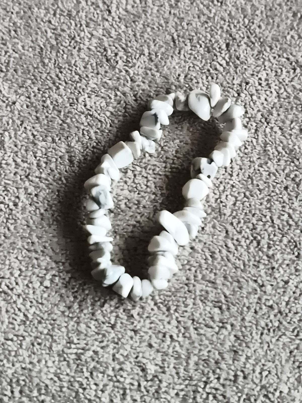 Bracelet pierres naturelles blanc gris perles irrégulières style minéral