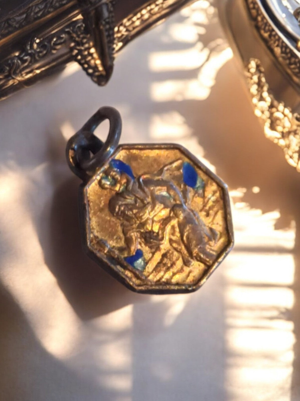 Médaille religieuse octogonale dorée vintage catholique, motif émaillé ancien