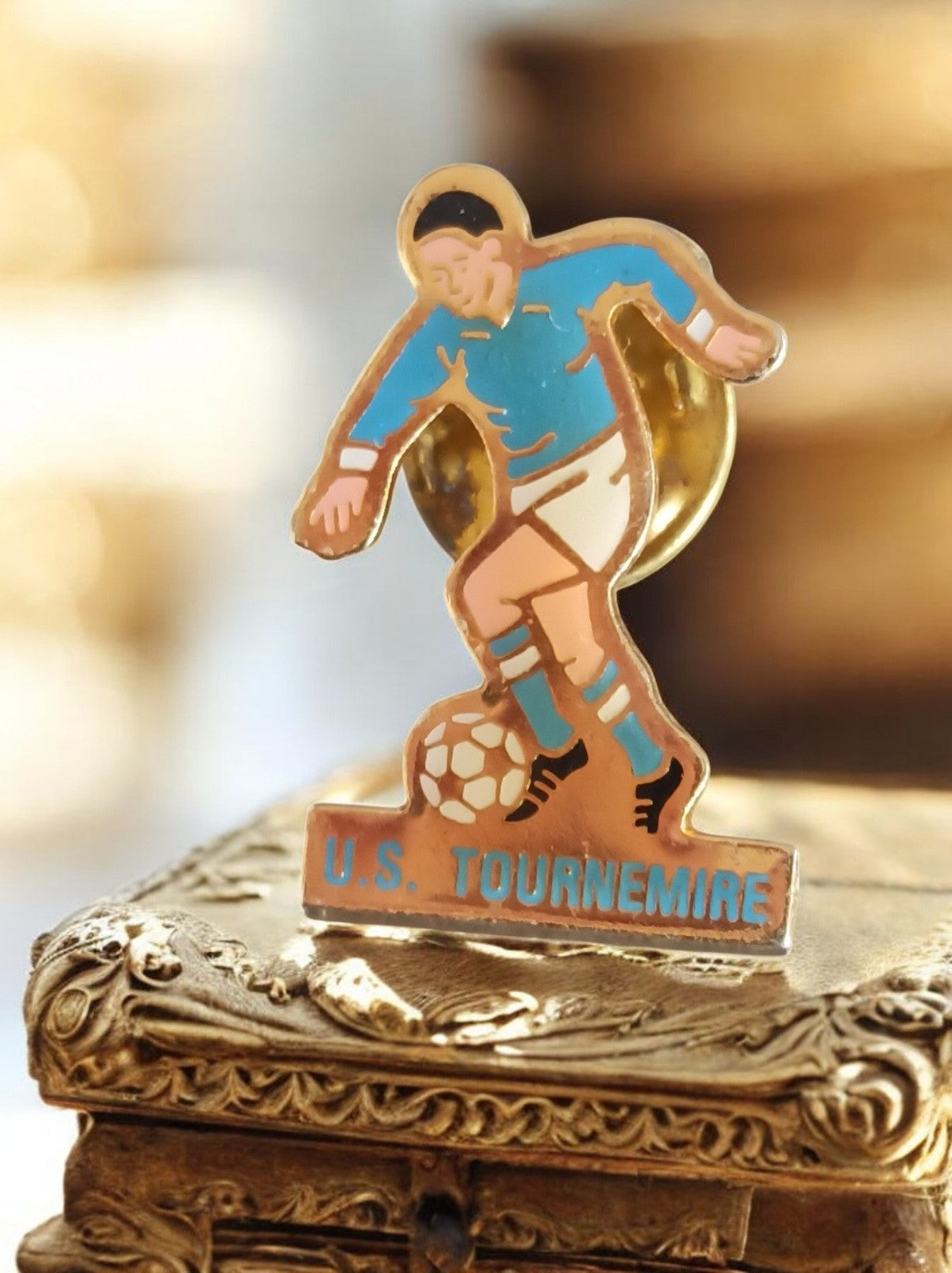 Pin's vintage football U.S. Tournemire joueur émaillé bleu ancien badge