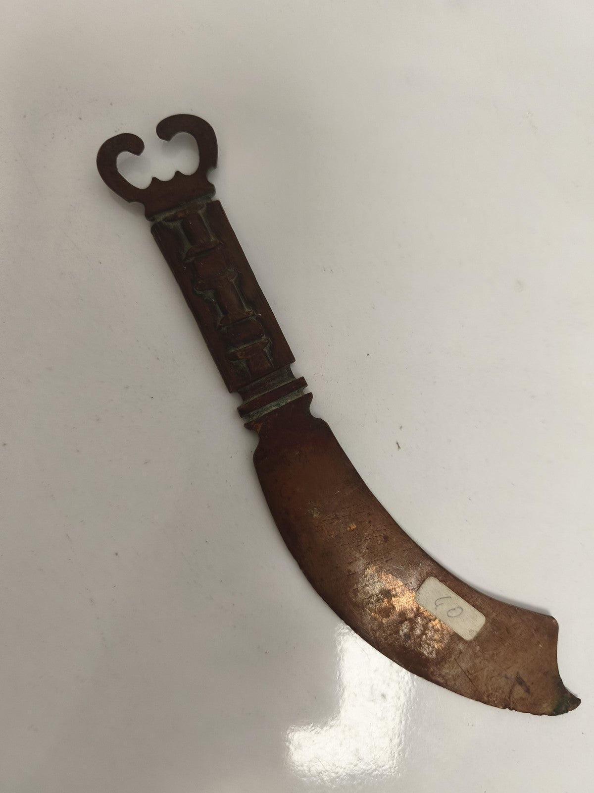Coupe-papier ancien militaire WW1, forme sabre, finition cuivrée décor gravé