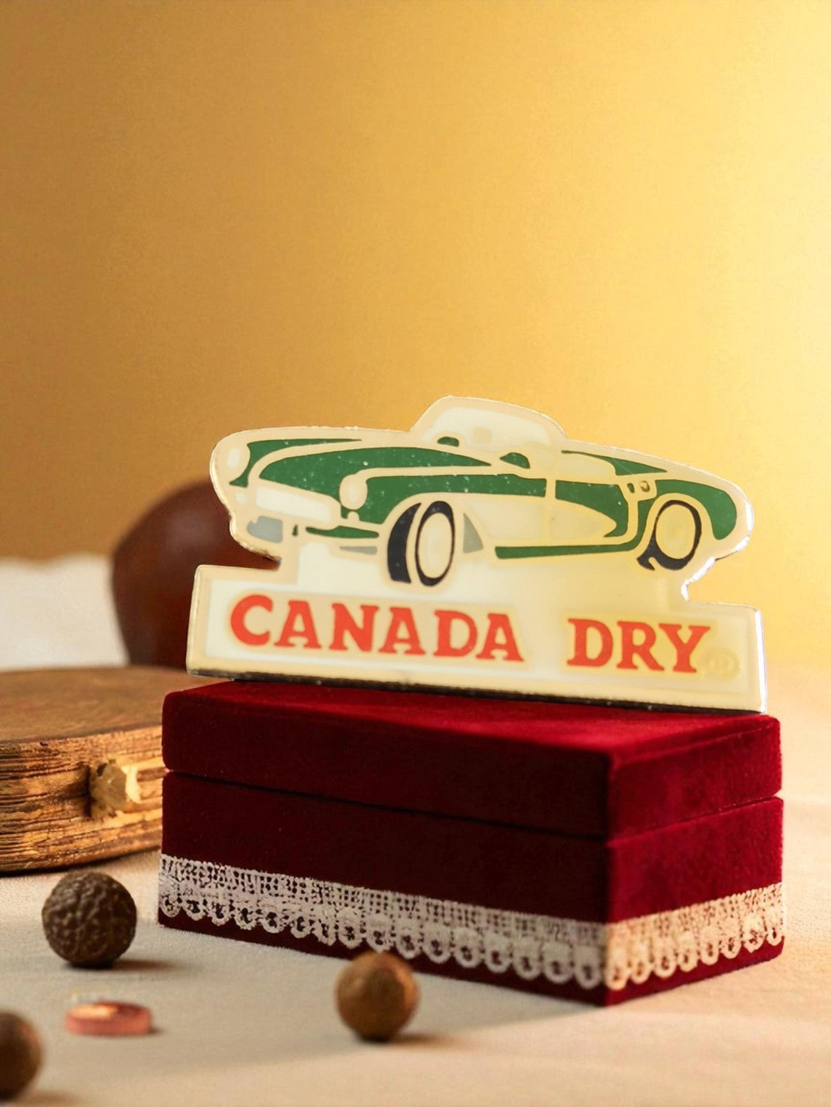 Pin's publicitaire vintage CANADA DRY voiture verte édition limitée rétro