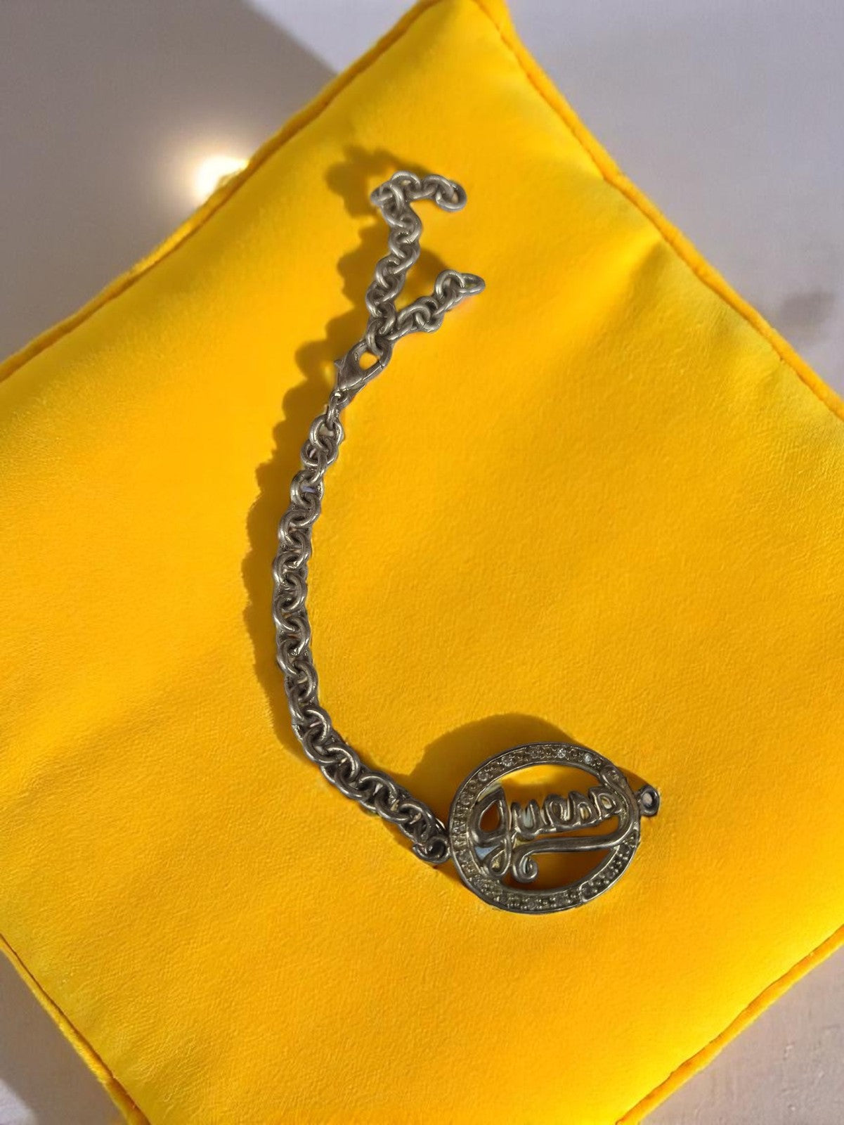 Bracelet Vintage Guess en métal argenté - Style rétro pour collectionneurs