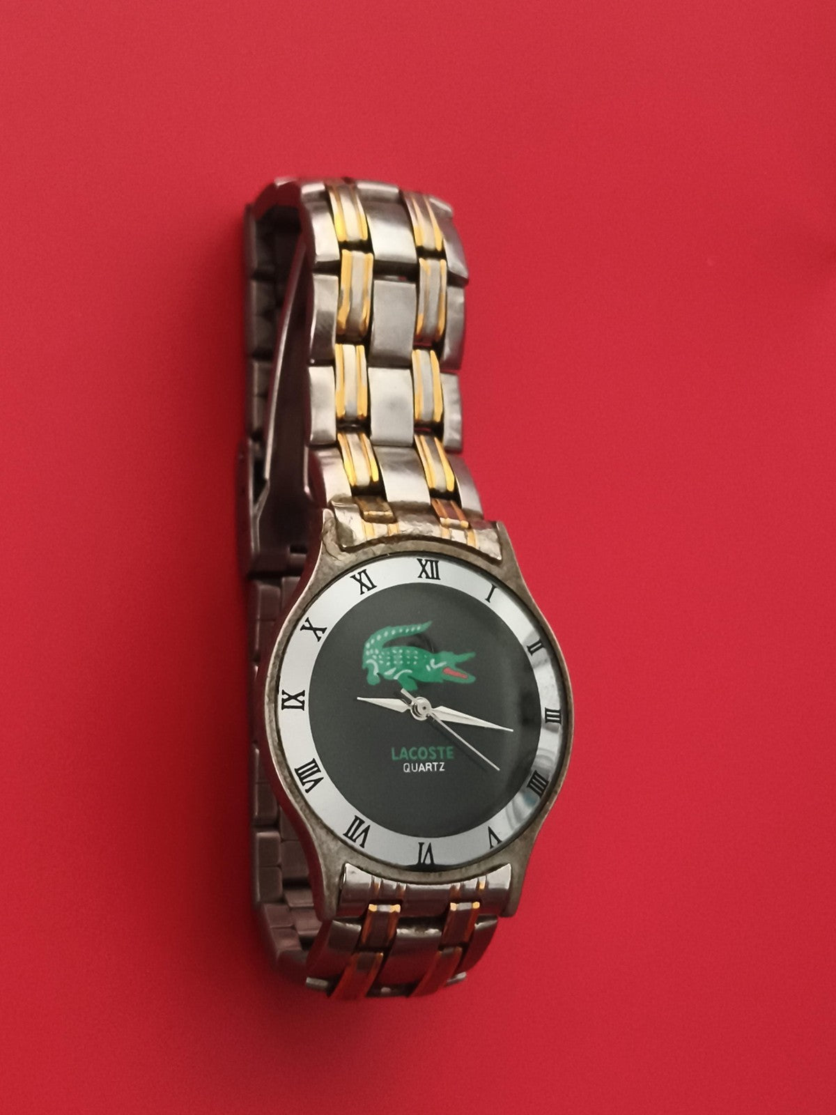 Montre Lacoste quartz gris doré cadran logo crocodile pile à changer