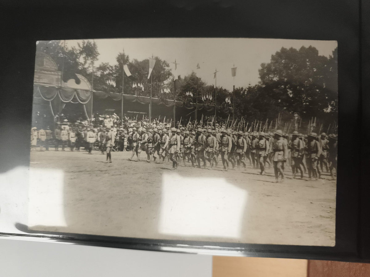 Photographie militaire défilé soldats France drapeaux cérémonie historique
