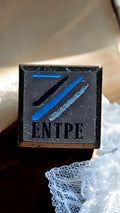 Pin's vintage ENTPE logo entreprise, carré, aspect métallique, sans attache