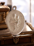 Médaille religieuse catholique ancienne métal, pendentif ovale relief vintage