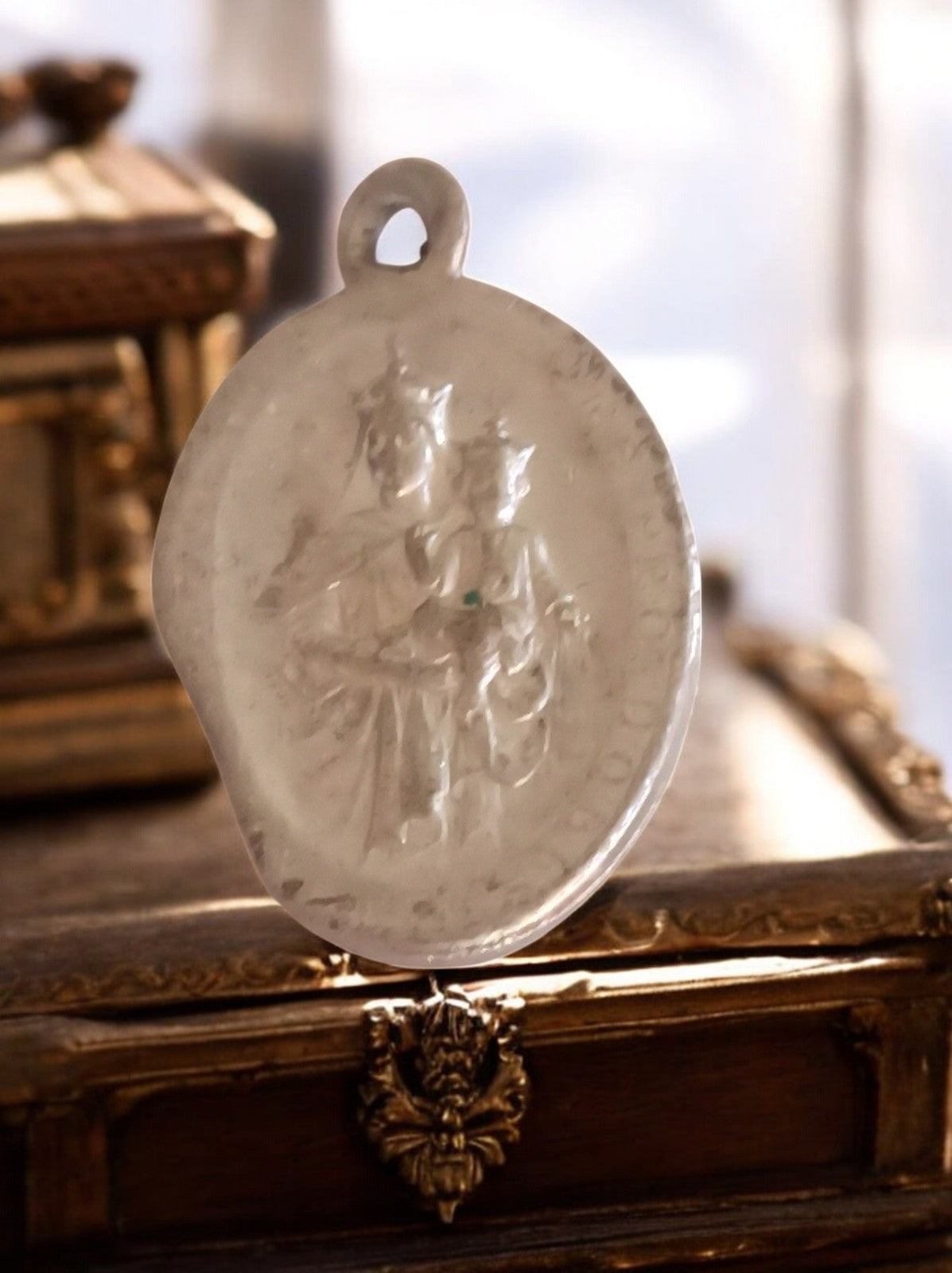 Médaille religieuse catholique ancienne métal, pendentif ovale relief vintage