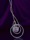 Collier pendentif vintage fantaisie, anneaux croisés métal, perle effet marbré