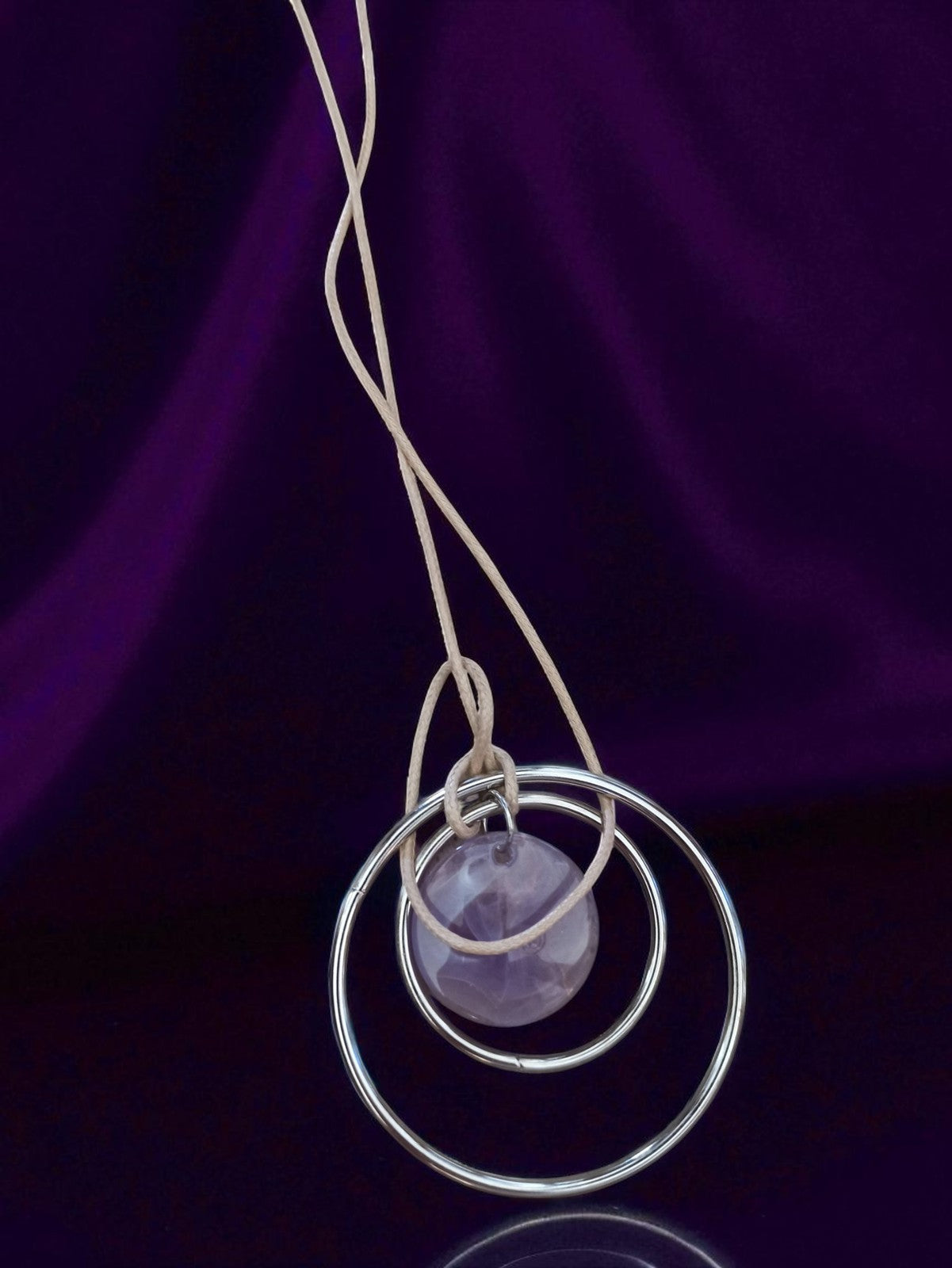 Collier pendentif vintage fantaisie, anneaux croisés métal, perle effet marbré