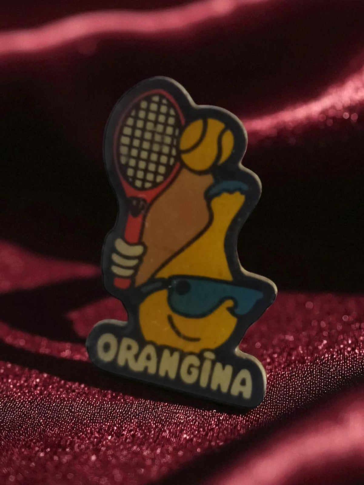 Pin's Orangina vintage ancien mascotte tennis boisson soda France rétro