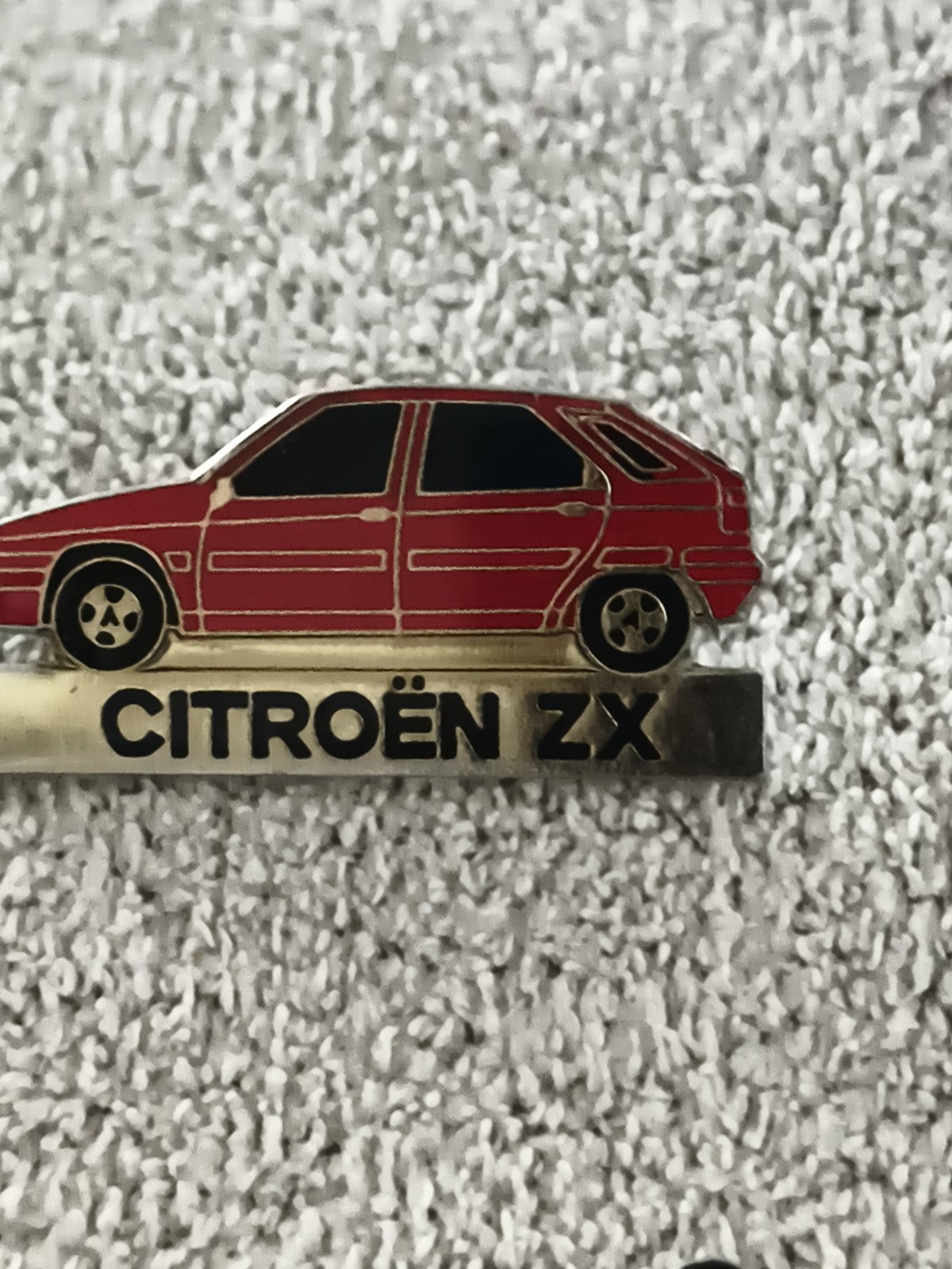 Pin's Citroën ZX rouge vintage, badge auto années 90, broche voiture (Ref 9)