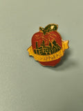 Vintage pin's pomme émaillé skyline New York T.O.P Apple Pie rétro collection