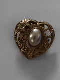 Broche vintage cœur ajouré orné cabochon perle aspect baroque rétro