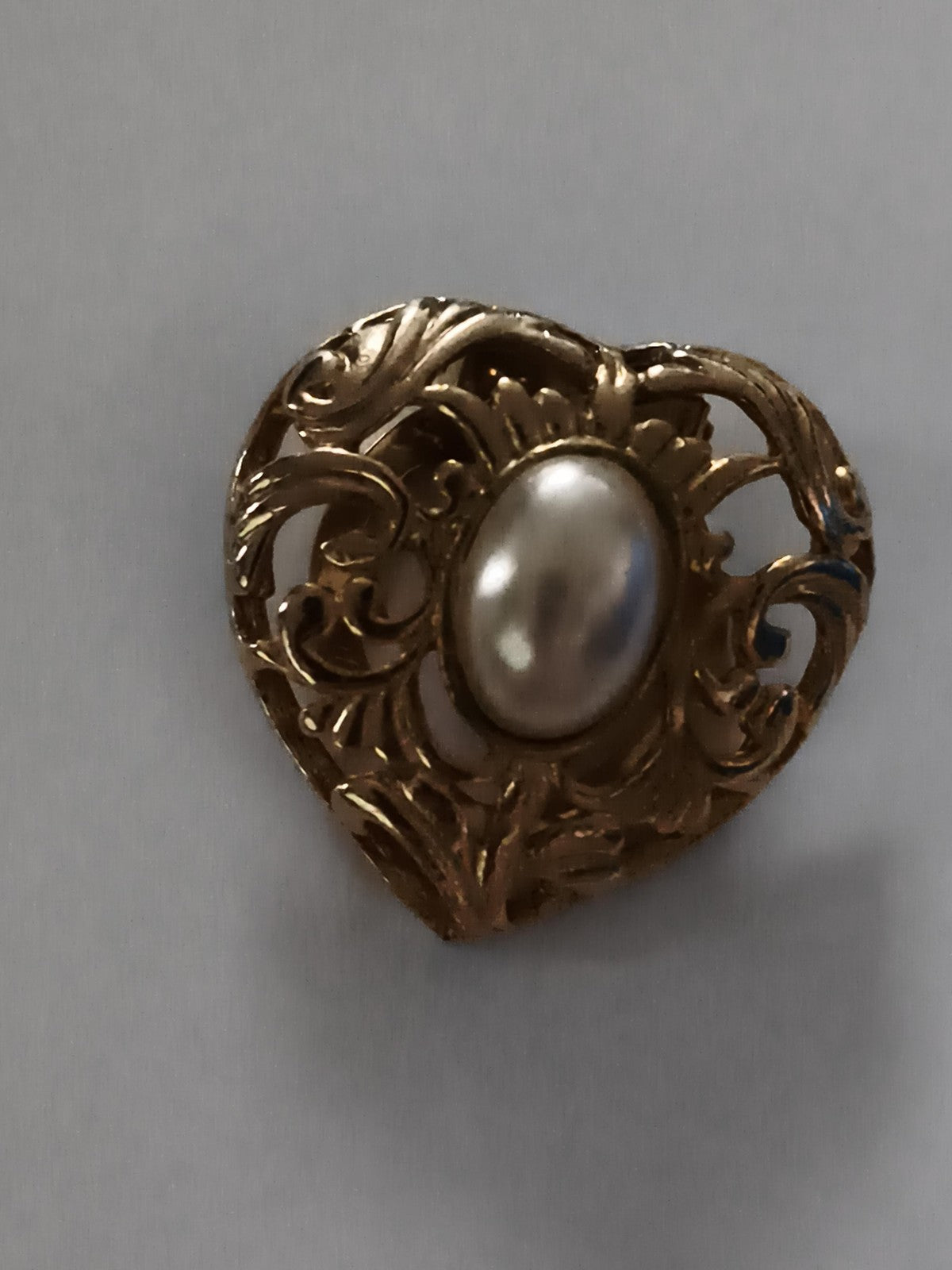 Broche vintage cœur ajouré orné cabochon perle aspect baroque rétro