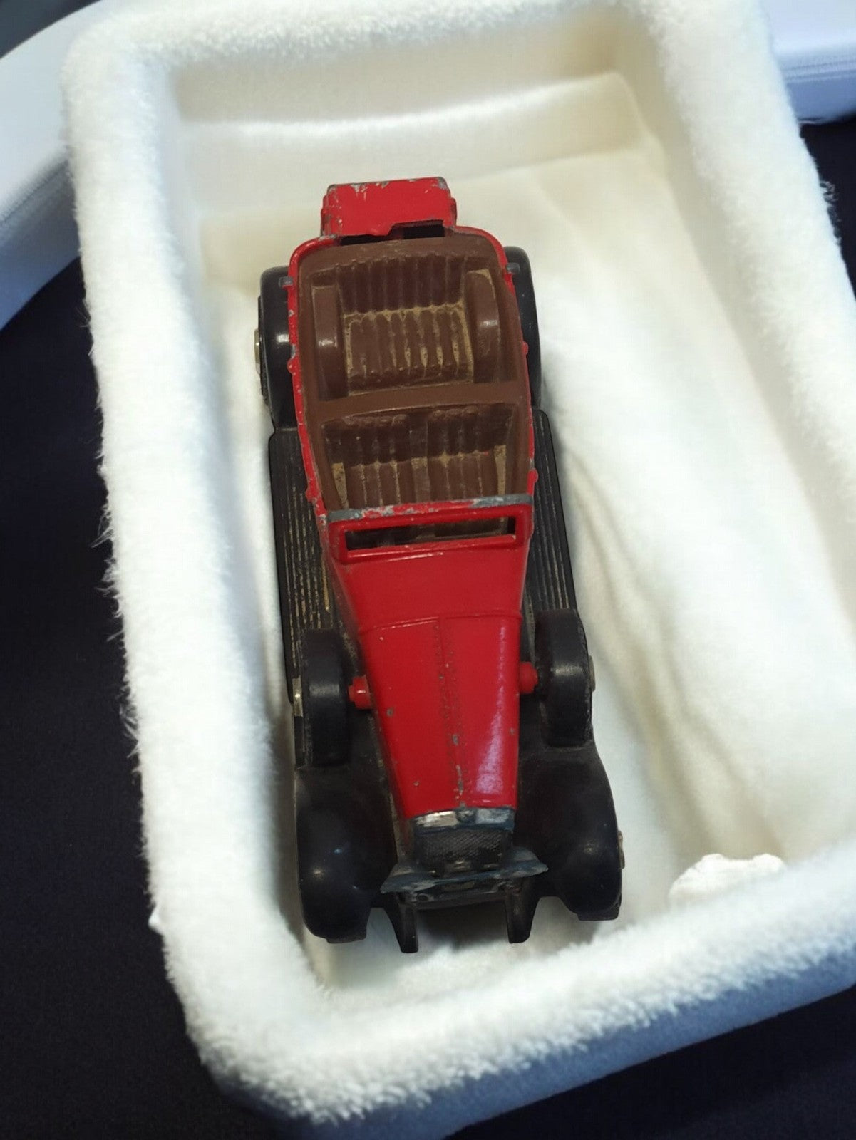 Véhicule miniature ancien décapotable rouge, voiture rétro vintage d?occasion