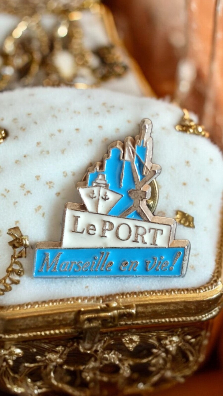 Pin's vintage Le Port Marseille en vie bleu blanc souvenir France