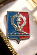 Broche soviétique émaillée insigne travail URSS bleu rouge décor industriel