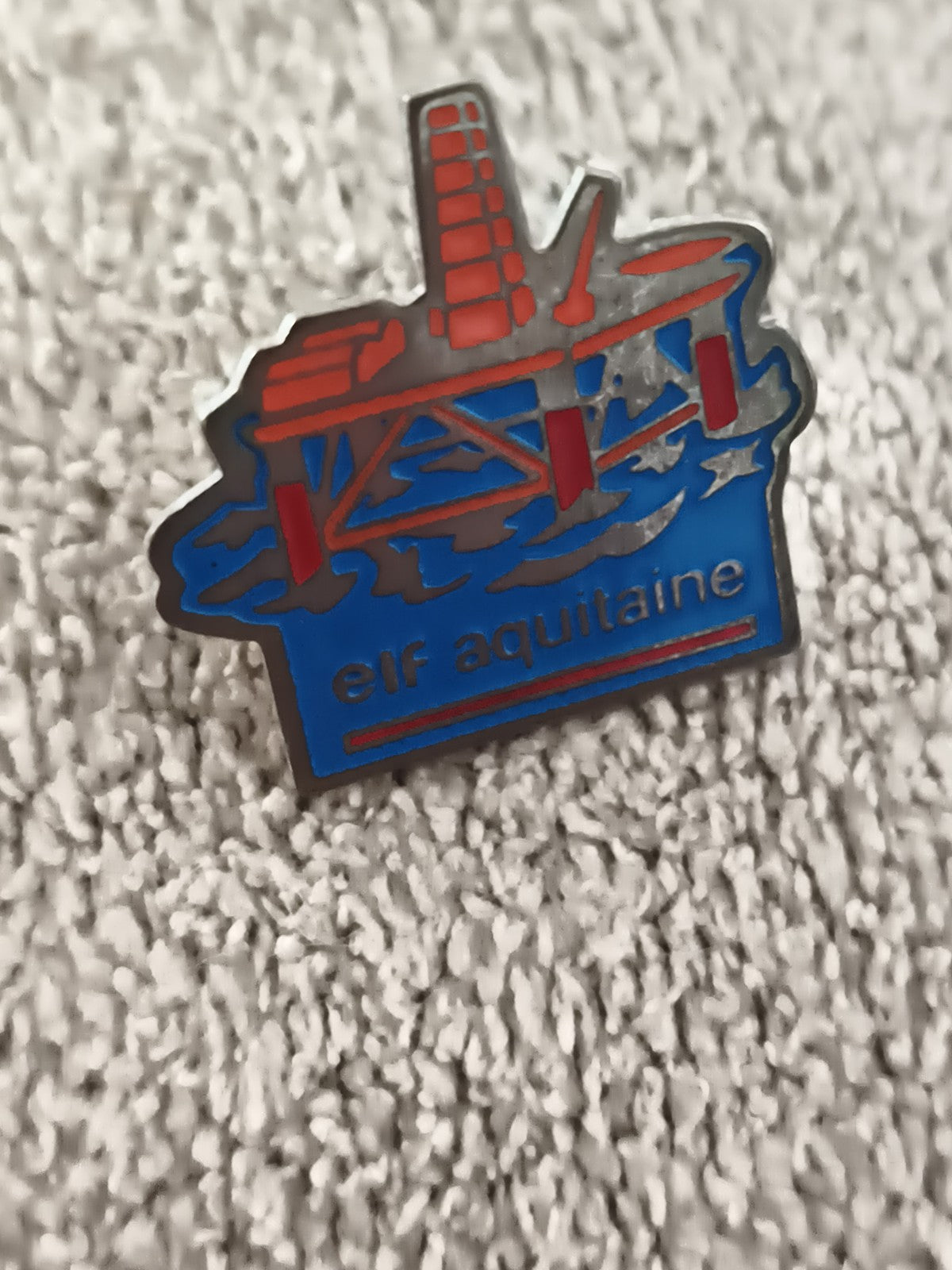Pin's vintage Elf Aquitaine plateforme pétrolière émaillé années 80 badge pétrol