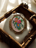 Broche vintage peinte main florale, fantaisie, cadre doré, bijou rétro
