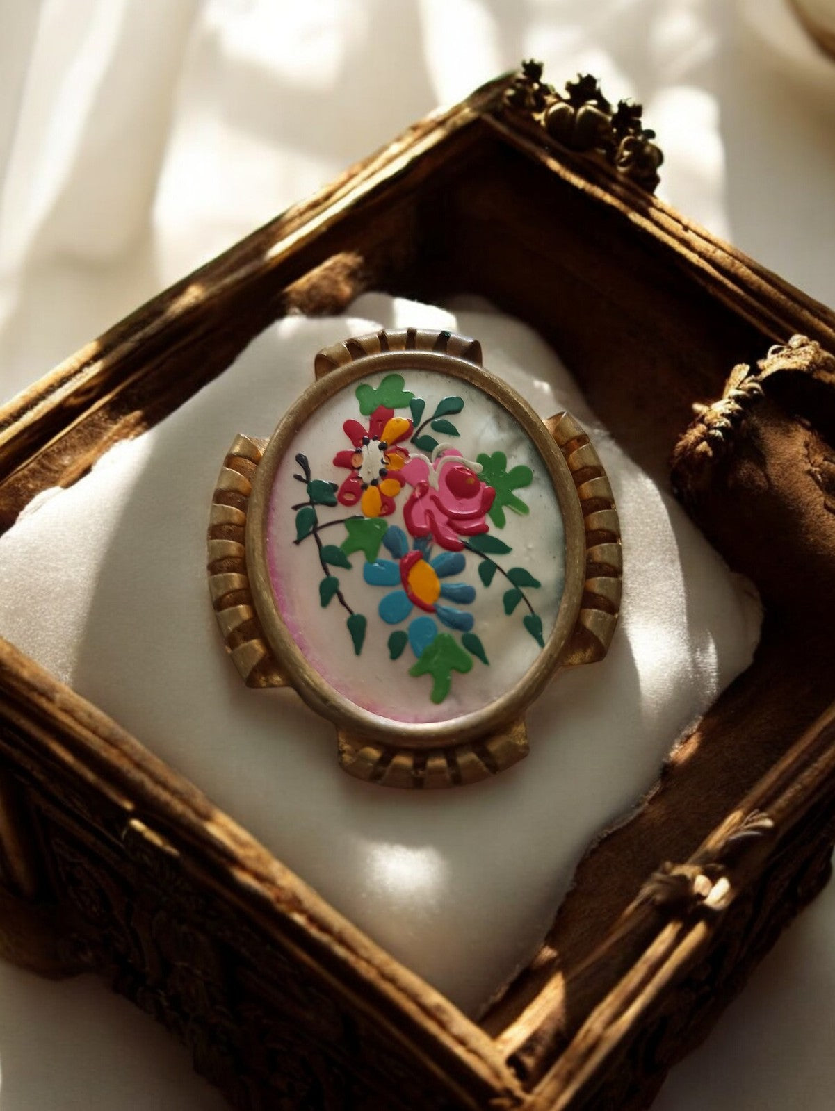 Broche vintage peinte main florale, fantaisie, cadre doré, bijou rétro