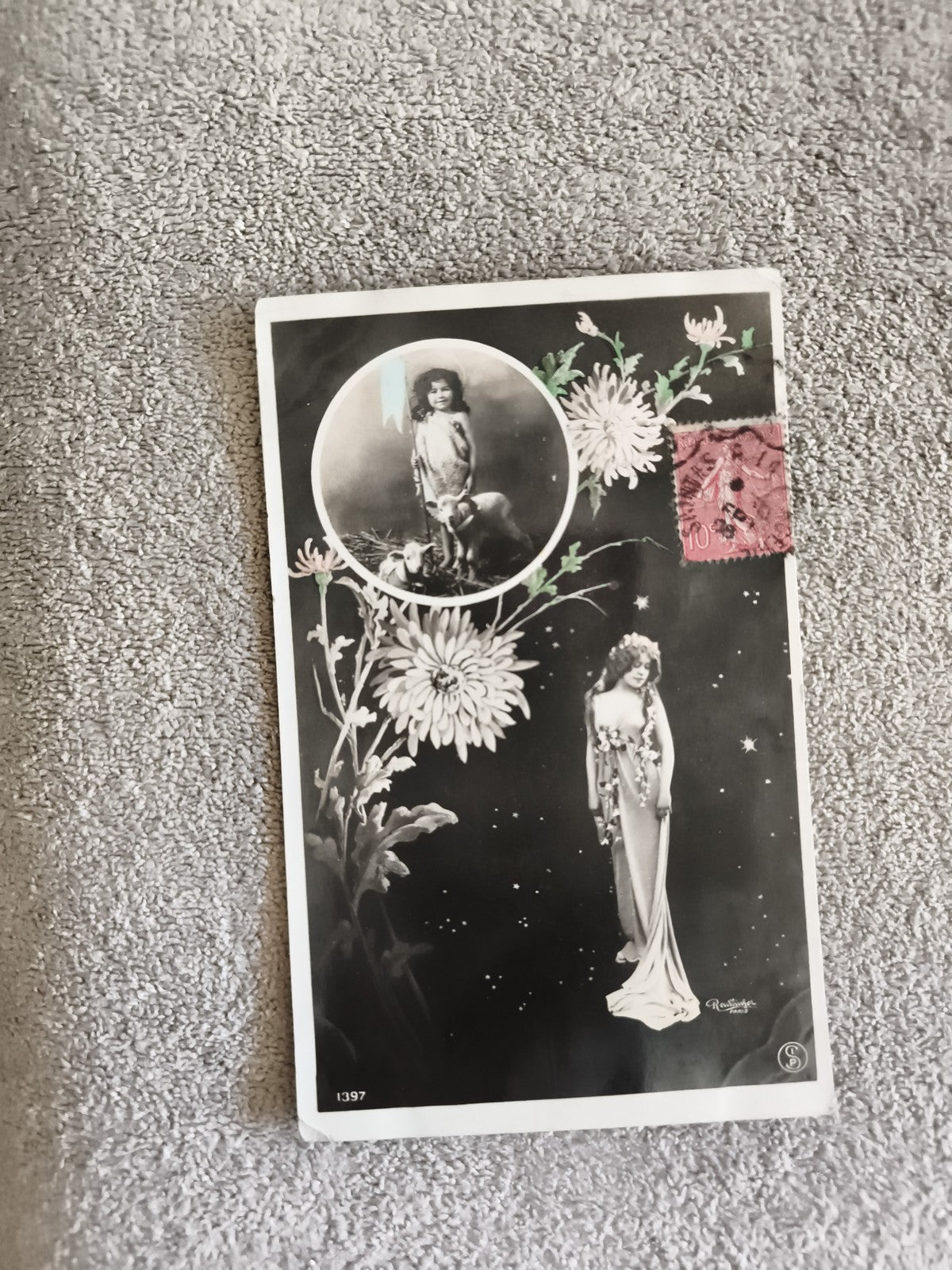 CPA illustrée femme fleurs timbre rose photo ancienne 1397