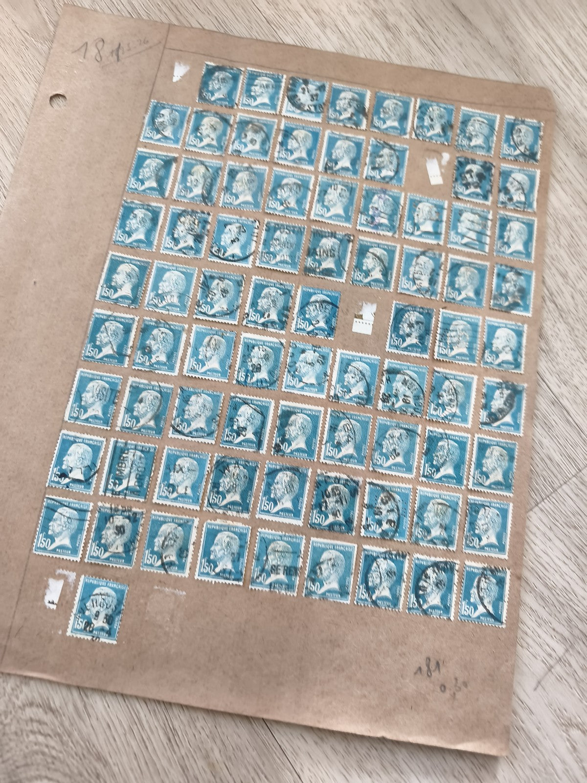 Gros lot ancien timbres Marianne 1,50F bleu sur planche philatélie d?étude