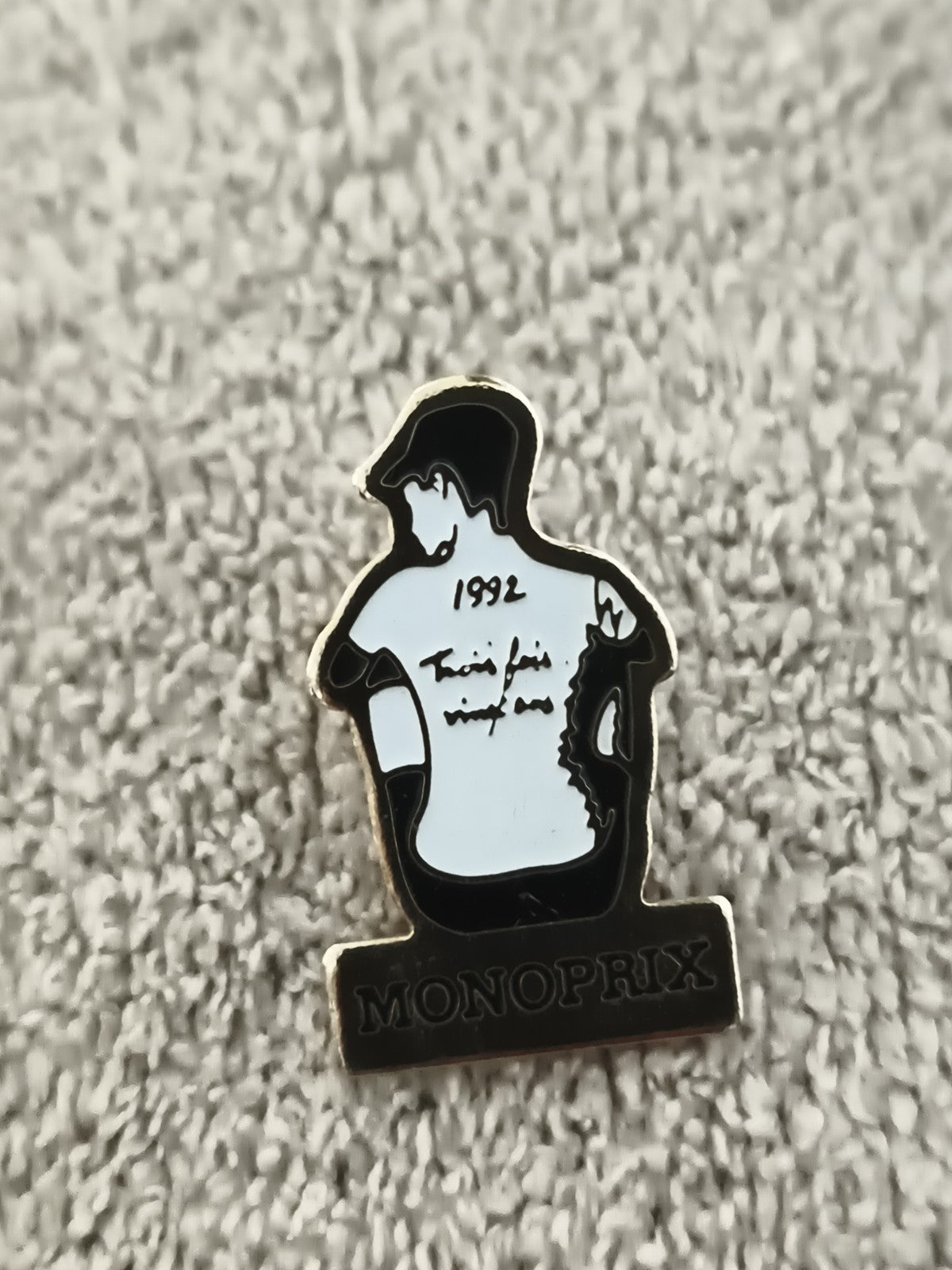 Pin's vintage Monoprix 1992 émaillé silhouette homme rétro (Ref 5)