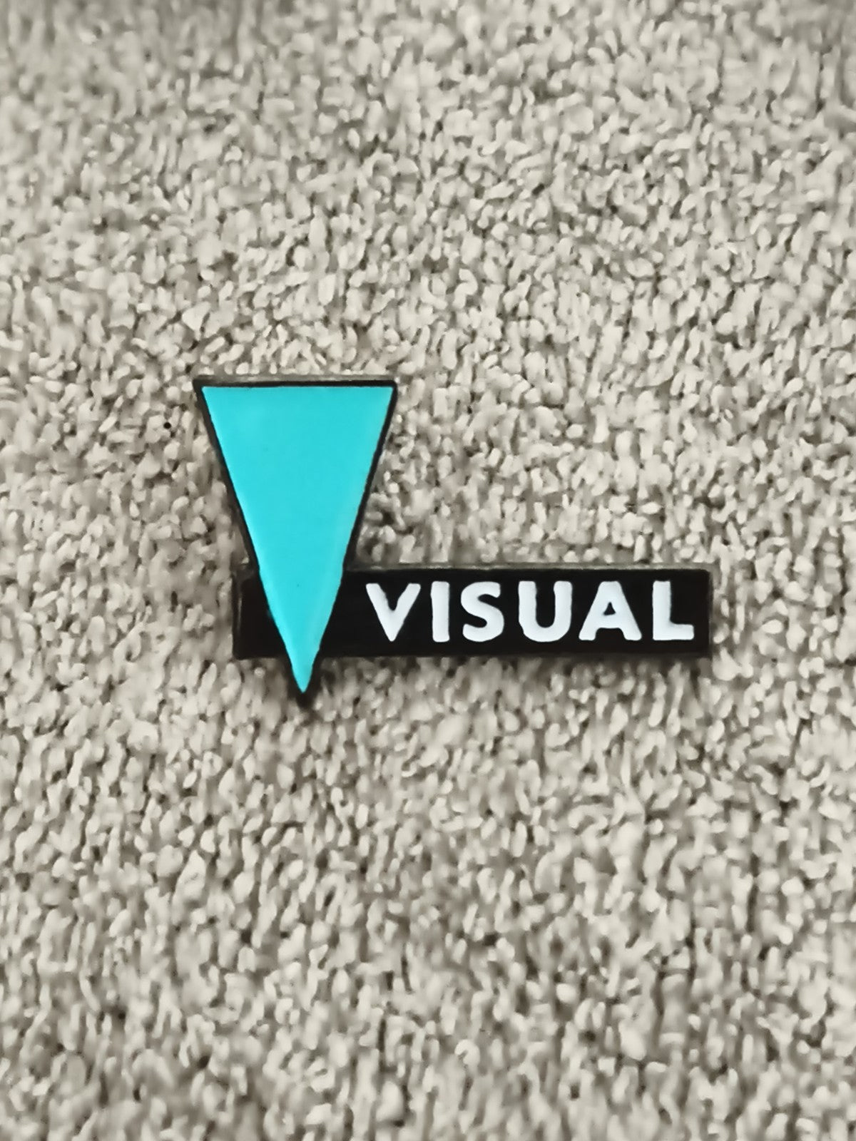 Pin's vintage VISUAL triangle bleu turquoise, badge rétro années 80-90 (Ref 1)
