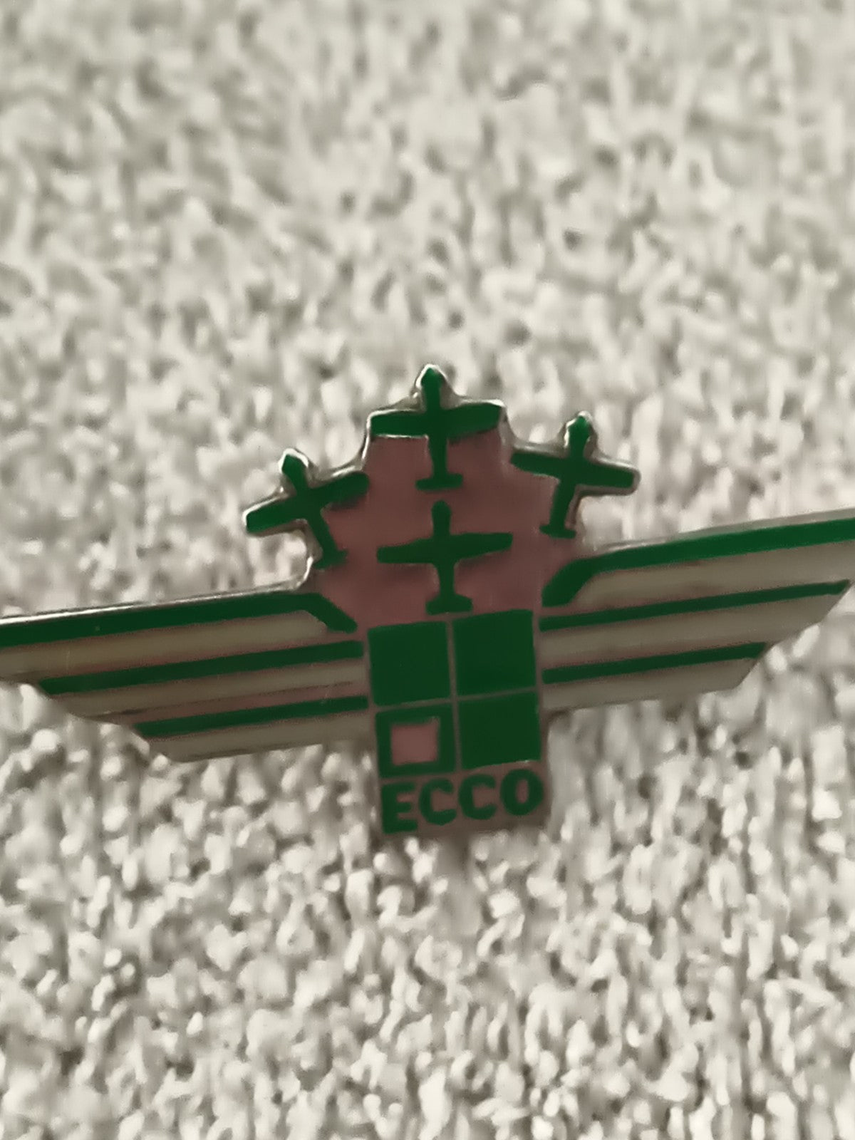 Pin's ECCO aviation vintage logo avion ailes vertes (Ref 2)