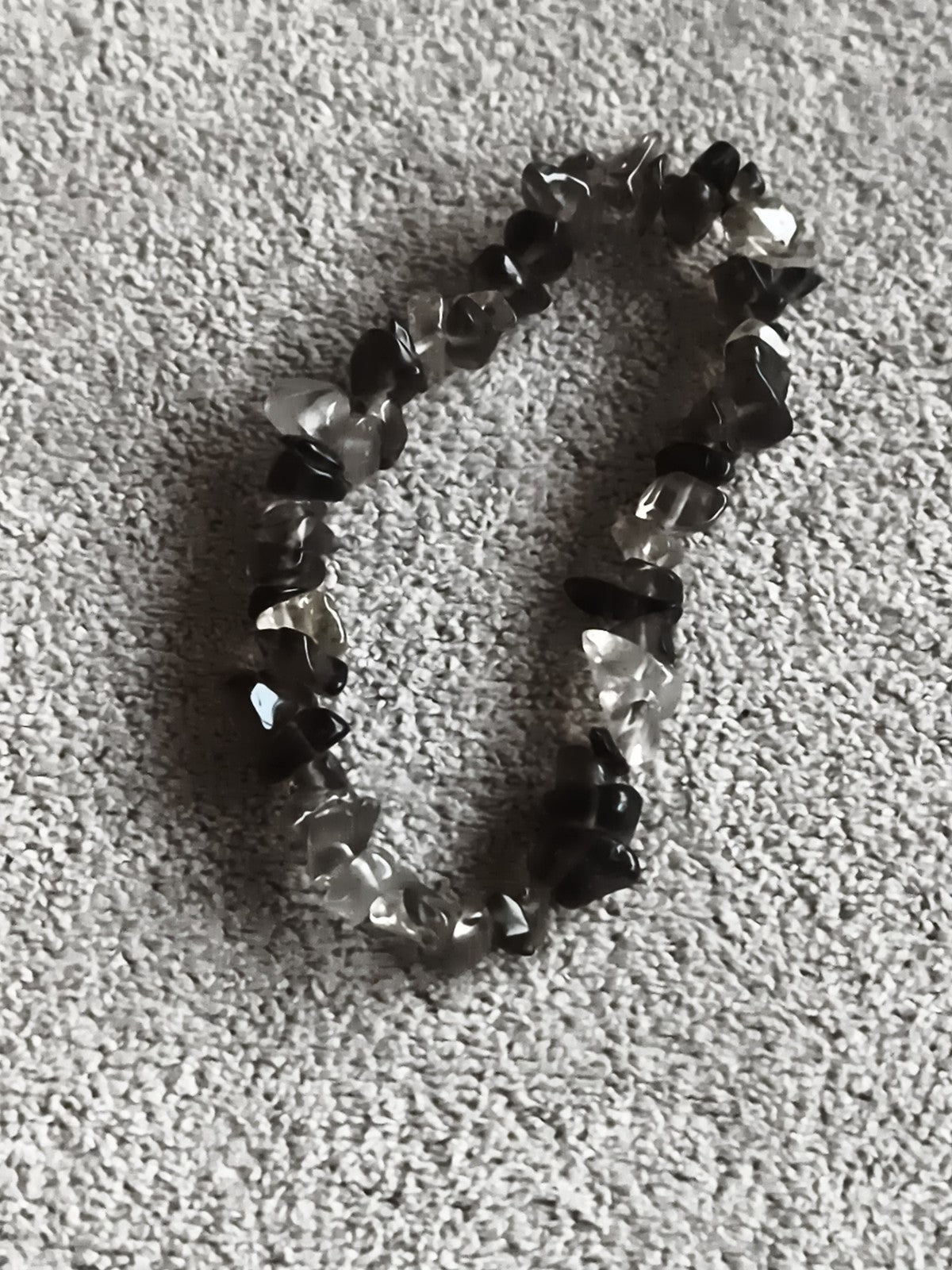Bracelet pierres naturelles noir et transparent, chips, élastique, bijou fantais