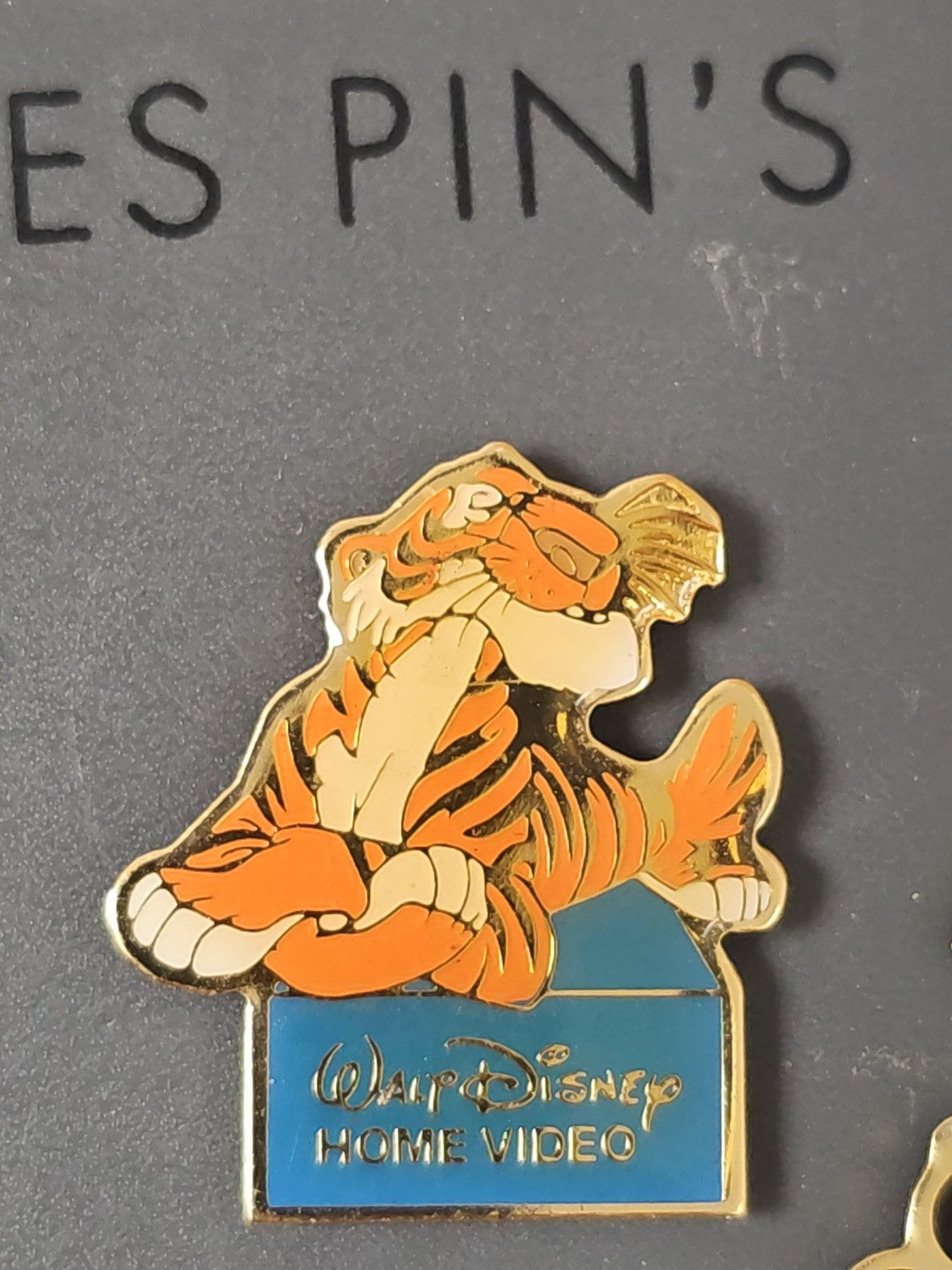 Pin's rétro ancien Walt Disney Home Video, badge collection vintage années 80