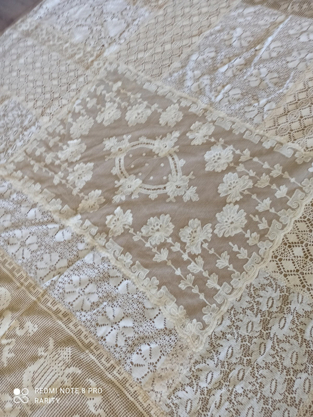 Tapis brodé dentelle motifs anges religieux XIXe décor floral 210x190 cm
