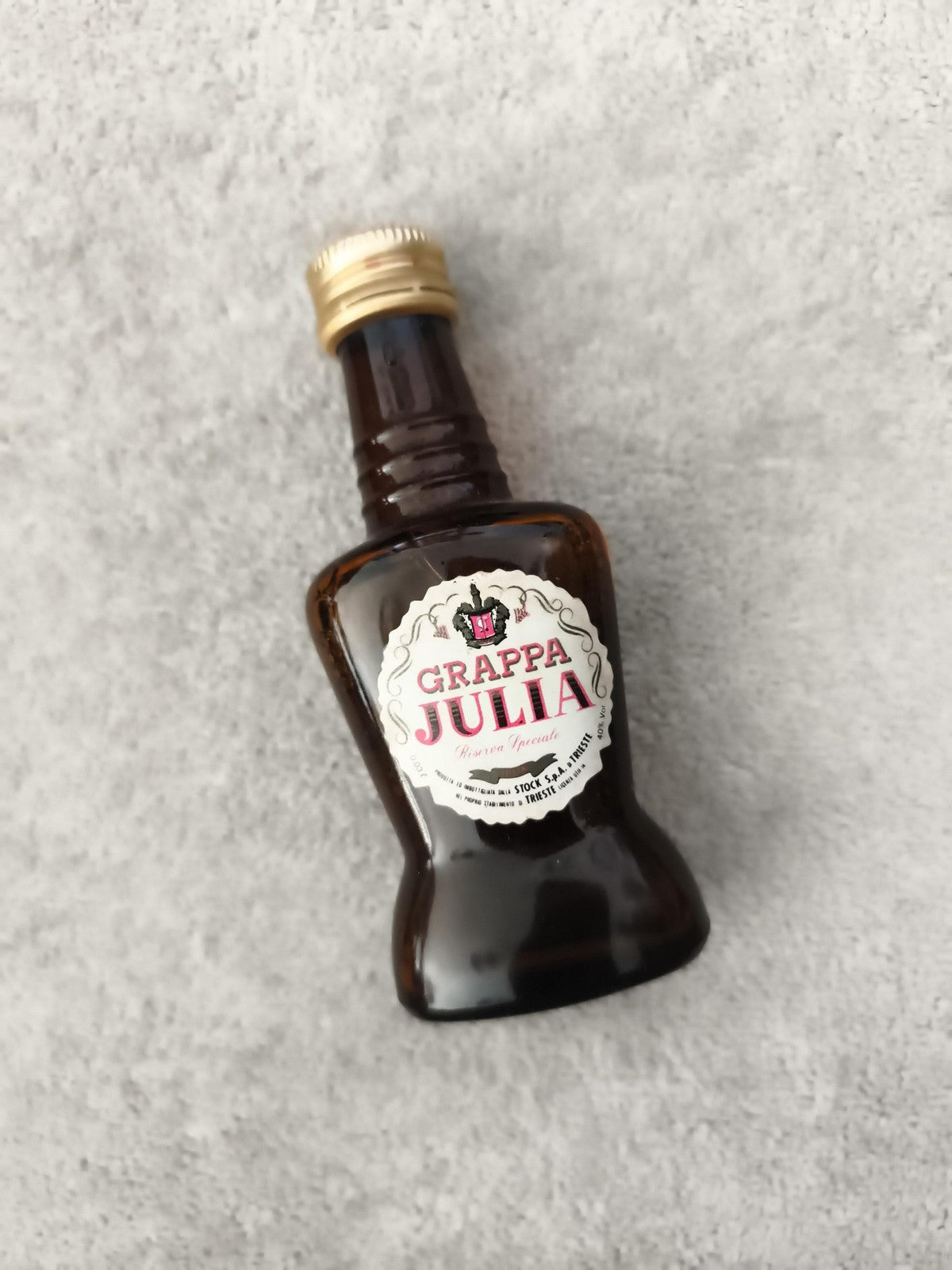Mini-bouteille Grappa Julia Stock ambrée capsule dorée alcool partiel