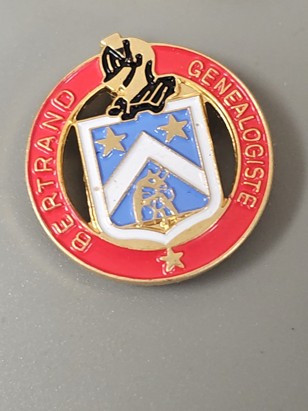 Pin's ancien rétro Bertrand généalogiste collection vintage badge rare France