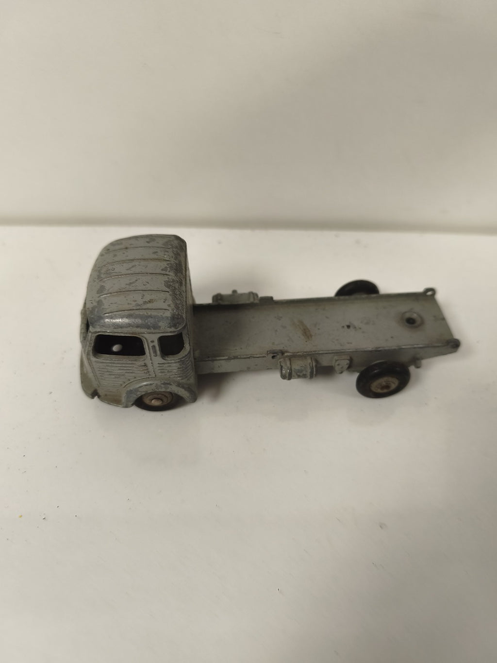 Camion miniature Dinky Toys Simca Cargo Plateau gris, modèle réduit d'occasion