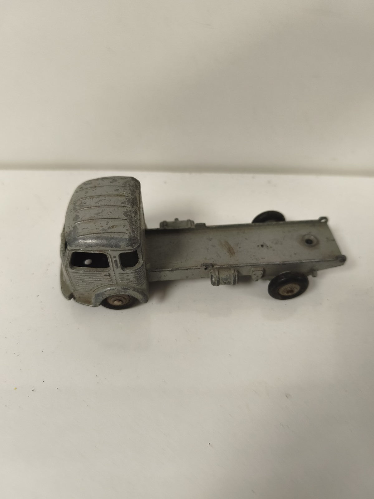 Camion miniature Dinky Toys Simca Cargo Plateau gris, modèle réduit d'occasion