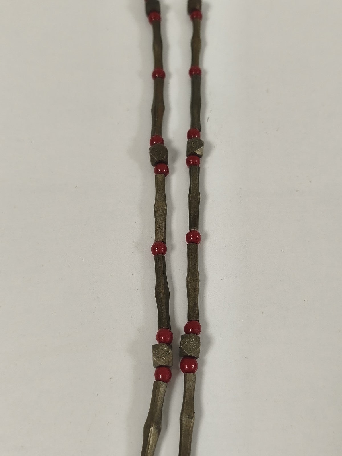 Collier vintage touareg ancien pendentif ethnique perles rouges géométrique