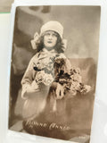 Carte postale ancienne Bonne Année photo sépia femme fleurs 8016 CPA rétro