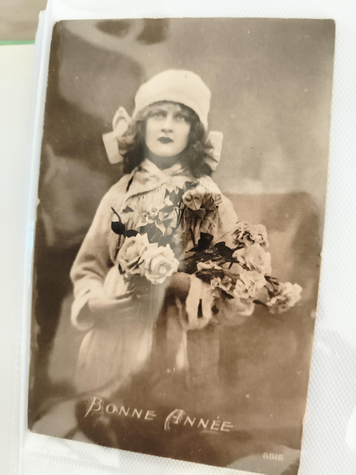 Carte postale ancienne Bonne Année photo sépia femme fleurs 8016 CPA rétro