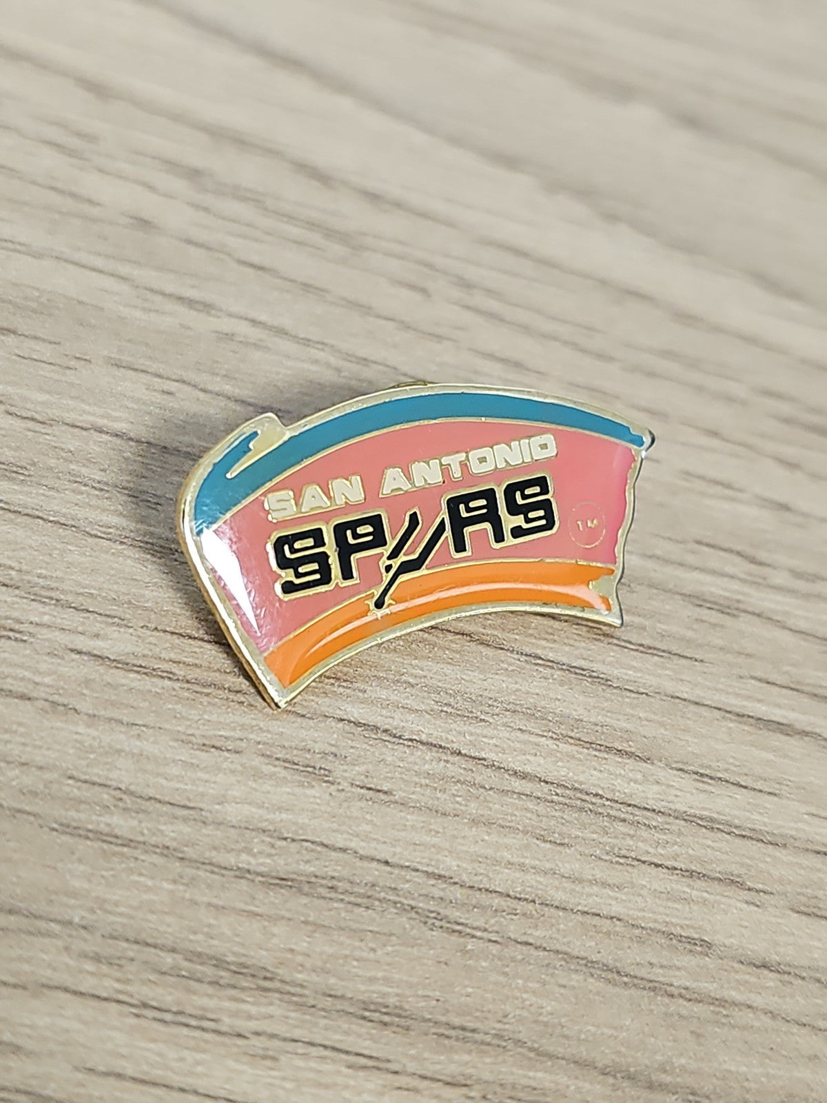 Pin's vintage San Antonio Spurs NBA USA logo rétro années 90 basket