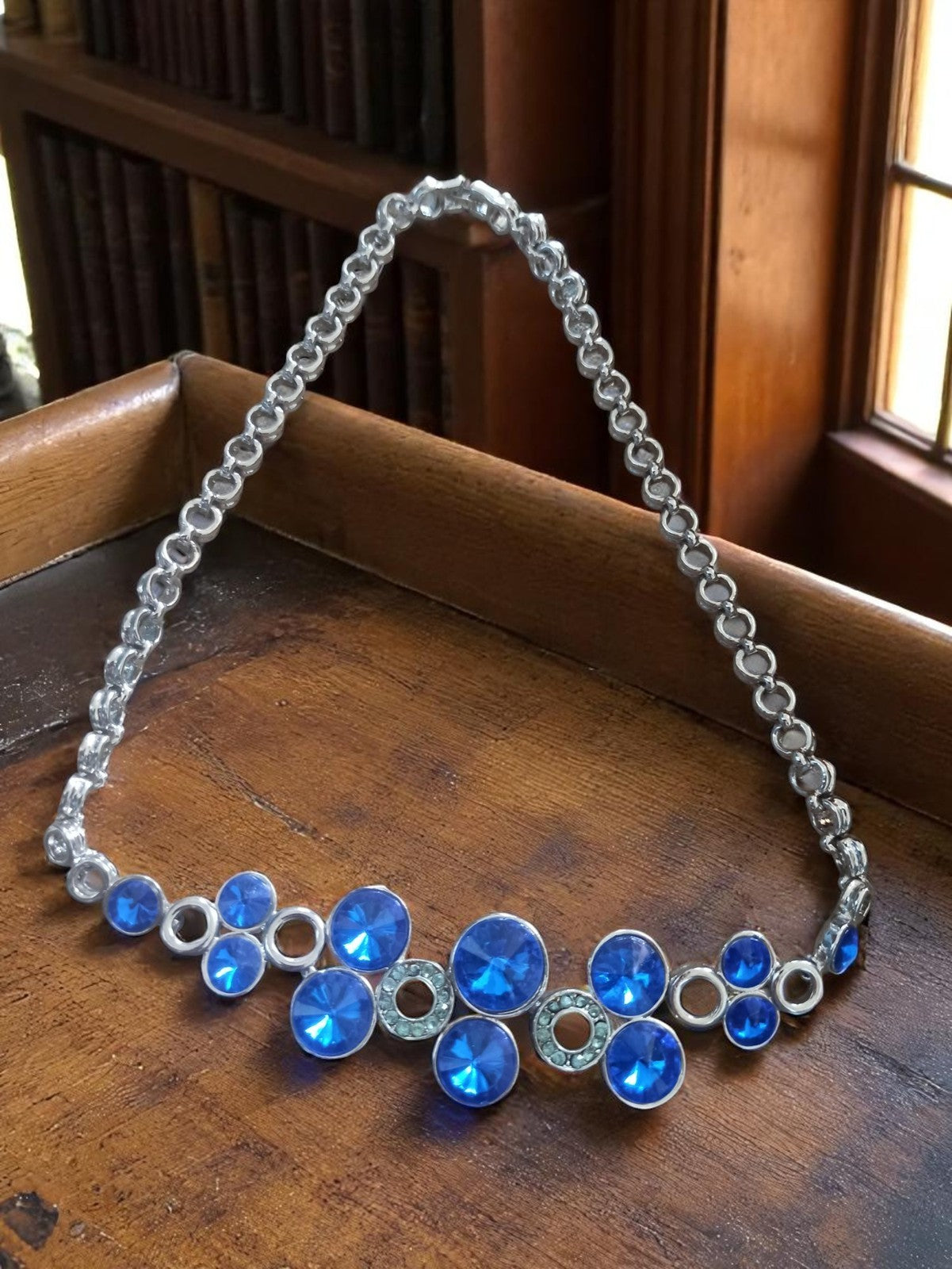 Collier fantaisie vintage à gros maillons argentés et cabochons bleus