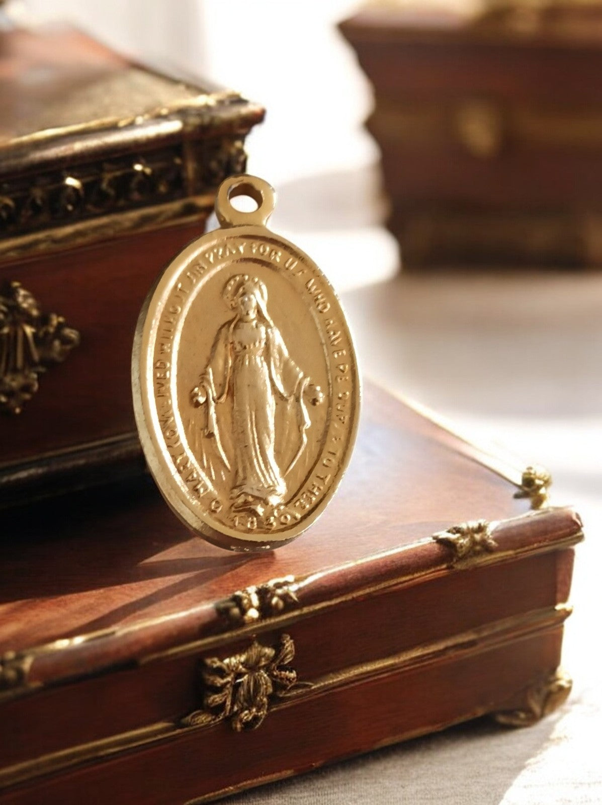 Médaille miraculeuse Vierge Marie vintage métal doré pendentif religieux