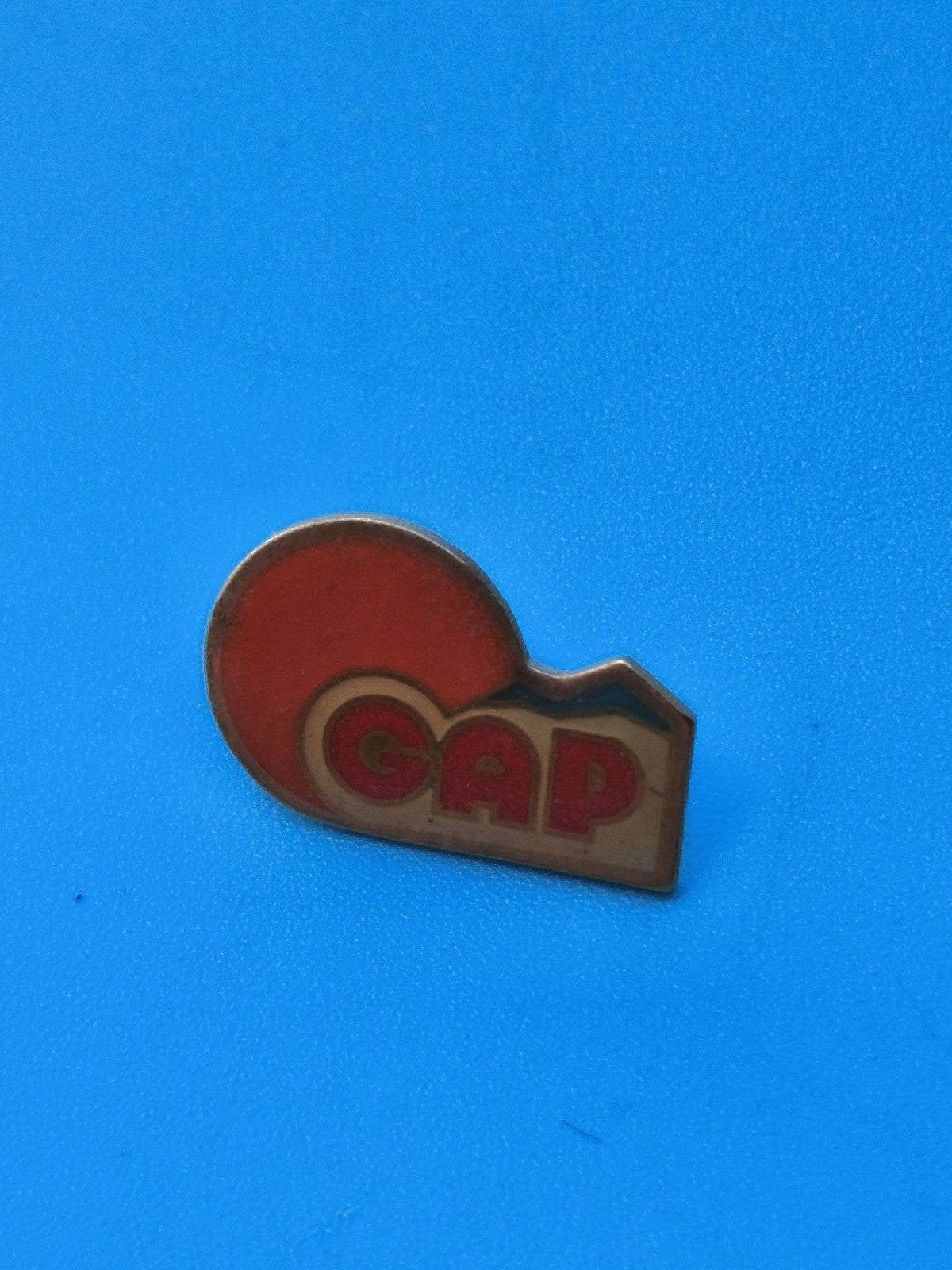 Vintage pin's GAP ancien rouge doré collection badge rétro (Ref 8)