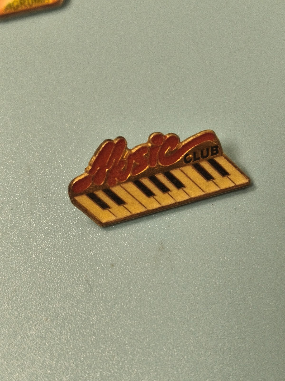 Vintage pin's Music Club piano clavier émaillé, badge collection musique