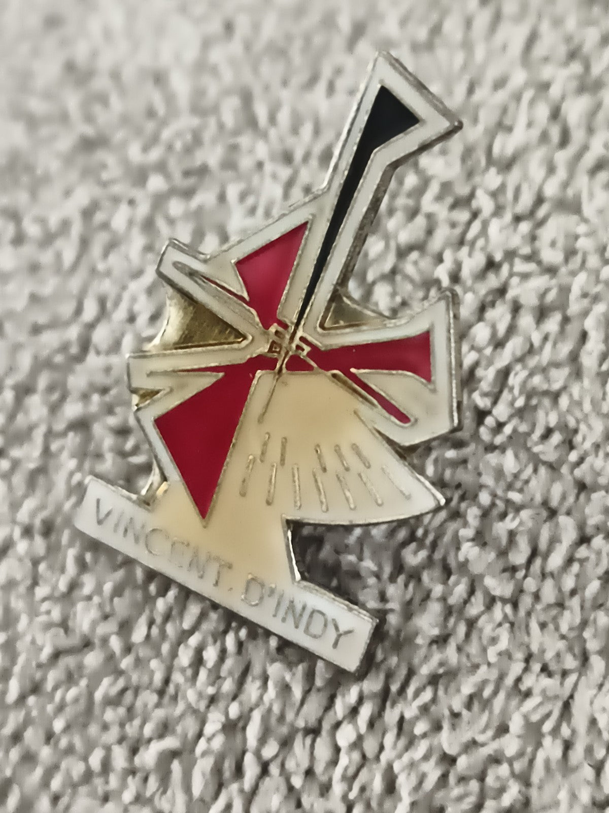 Pin's vintage Vincent d'Indy émail rouge noir, badge ancien musique (Ref 7)